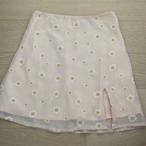 Beginning boutique Floral Daisy Slit Mini Skirt in Size 6 (XS)